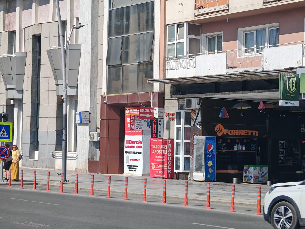 Vitrina magazinului Darcle Service GSM din centrul Bacăului